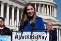 米首都ワシントンの連邦議会議事堂前で、性的少数者（LGBTなど）の権利を訴えるトランスジェンダーのフィールドホッケー高校生選手、レベッカ・ブリーズホフさん（2023年3月8日撮影）。(c)OLIVIER DOULIERY / AFP