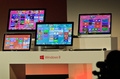 米マイクロソフト（Microsoft）が23日、今後の鍵となる中国市場で新型タブレット端末と基本ソフト（OS）「ウィンドウズ8（Windows 8）」を一足先に披露し、「速く、滑らかな」OSを約束した。

マイクロソフトは米国市場で26日、米アップル（Apple）の人気タブレット端末「iPad」の競合製品として開発された「サーフェス（Surface）」と、ウィンドウズ8を発売する。中国での発売も同日だ。

写真は、上海（Shanghai）で報道陣向けに披露されたウィンドウズ8とサーフェス（2012年10月23日撮影）。(c)AFP