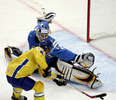 写真は、ゴールを狙うスウェーデンの%%Jorgen Jonsson%%（手前）。(c)AFP/JANEK SKARZYNSKI