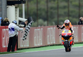 世界ロードレース選手権（WGP 2012）第18戦バレンシアGPは11日、スペインのバレンシア・サーキット（Circuit de la Comunitat Valenciana Ricardo Tormo）でMotoGPクラス決勝が行われ、レプソル・ホンダ（Repsol Honda）のダニ・ペドロサ（Dani Pedrosa）が48分23秒819で優勝を飾った。

3着でチェッカーフラッグを受けるレプソル・ホンダのケーシー・ストーナー（Casey Stoner、2012年11月11日撮影）。(c)AFP/JOSE JORDAN