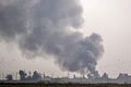 シリア・テルアビヤドで、トルコの爆撃により立ち上る煙。国境を挟んだトルコ側から撮影（2019年10月9日撮影）。(c)BULENT KILIC / AFP
