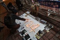 香港中文大学で、北京での新型コロナウイルス規制に対する抗議デモに連帯を示しろうそくに火を付ける学生（2022年11月28日撮影）。(c)Peter PARKS / AFP