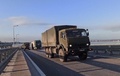 ロシアが支配するクリミア半島と本土を結ぶ橋を渡るロシア軍のトラック。ロシア国防省提供の動画より（2022年2月16日公開）。(c)AFP PHOTO /  RUSSIAN DEFENCE MINISTRY