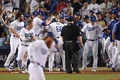 17MLBプレーオフ、ナ・リーグ優勝決定シリーズ（7回戦制）、ロサンゼルス・ドジャース対シカゴ・カブス。勝利を喜ぶロサンゼルス・ドジャースの選手（2017年10月15日撮影）。(c)AFP/Getty Images/Kevork Djansezian