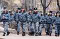 露モスクワ（Moscow）で、自爆攻撃があったルビャンカ（Lubyanka）駅前を巡回する警官隊（2010年3月29日撮影）。(c)AFP/ANDREI SMIRNOV