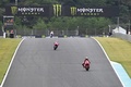 ロードレース世界選手権、第16戦日本GP。プラマック・レーシングのホルヘ・マルティン（奥）の前を走るドゥカティ・レノボ・チームのフランチェスコ・バニャイア（2024年10月6日撮影）。(c)Toshifumi KITAMURA / AFP