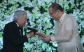フィリピンの首都マニラのマラカニアン宮殿で開かれた公式晩さん会で、ベニグノ・アキノ大統領と乾杯される天皇陛下（2016年1月27日撮影）。(c)AFP/ROMEO RANOCO