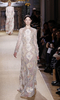 フランス・パリ市内で発表されたヴァレンティノ（VALENTINO）の12年春夏オートクチュールコレクション（2012年1月25日撮影）。(c)AFP/ALEXANDER KLEIN