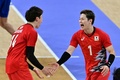 パリ五輪、バレーボール男子準々決勝、イタリア対日本。タッチを交わす石川祐希（左）と西田有志（2024年8月5日撮影）。(c)Miguel MEDINA / AFP