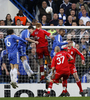 チェルシーの選手たちとハイボールを競るリバプールのヨン・アルネ・リーセ（%%John Arne Riise%%）。（2008年4月30日撮影）(c)AFP/ADRIAN DENNIS