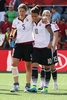 女子サッカーW杯カナダ大会・決勝トーナメント1回戦、ドイツ対スウェーデン。勝利を喜ぶドイツのジェニファー・マロジャン（右）とアニケ・クラーン（2015年6月20日撮影）。(c)AFP/Getty Images/Andre Ringuette