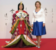 北海道洞爺湖サミット（G8 Hokkaido Toyako Summit）の初日、十二単（ひとえ）姿の女性と記念写真を撮影するスベトラナ・メドベージェフ（Svetlana Medvedev）露大統領夫人（2008年7月7日撮影）。(c)AFP