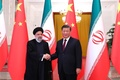 中国・北京で握手を交わす習近平国家主席（右）とイランのイブラヒム・ライシ大統領。イラン大統領府提供（2023年2月14日撮影）。(c)AFP PHOTO / HO / IRANIAN PRESIDENCY
