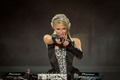 パリス・ヒルトン（Paris Hilton）が23日、ブラジル・サンパウロ（Sao Paulo）で開かれたポップ・ミュージック・フェスティバル（Pop Music Festival）でＤＪプレイを披露した（2012年6月23日撮影）。(c)AFP/Yasuyoshi CHIBA
