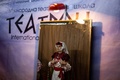 ウクライナ南部ミコライウの地下壕を改造した劇場の楽屋で、ロシアによる侵攻開始後初の公演を前に、演技の最終チェックを行う劇団員（2022年8月25日撮影）。(c)Dimitar DILKOFF / AFP