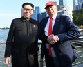 シンガポールのマーライオン公園で、ドナルド・トランプ米大統領のそっくりさんと一緒にポーズをとる金正恩（キム・ジョンウン）朝鮮労働党委員長のそっくりさんのハワードXさん（2018年6月8日撮影）。(c)AFP/Roslan RAHMAN
