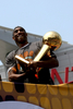 08-09NBAファイナルを制したロサンゼルス・レイカーズ（%%Los Angeles Lakers%%）の優勝パレードが17日、ロサンゼルス（Los Angeles）で行われ、数万人ものバスケットボールファンが祝福のため、市内中心部に詰めかけた。レイカーズの本拠地ステープルズ・センター（Staples Center）から始まったパレードは、8万人のファンが待つロサンゼルス・メモリアル・コロシアム（Los Angeles Memorial Coliseum）まで行われ、数百人の警察官が動員され。写真は優勝トロフィーを手に笑顔を見せるレイカーズのコービー・ブライアント（%%Kobe Bryant%%）。（2009年6月17日撮影）(c)AFP/Getty Images/Stephen Dunn