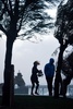 仏南西部ビアリッツで、暴風雨「アメリ」襲来の中を歩く人々（2019年11月3日撮影）。(c)GAIZKA IROZ / AFP