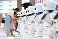 ロボットたちにごあいさつ（2018年8月15日撮影）。(c)CNS/富田