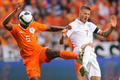 サッカー国際親善試合、オランダ対イングランド。試合は2-2の引き分けに終わった。写真はオランダのエジソン・ブラーフハイト（%%Edson Braafheid%%）と競り合うイングランドのデビッド・ベッカム（%%David Beckham%%、右）。（2009年8月12日撮影）(c)AFP/JOHN THYS