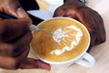 コーヒーの国際見本市「コーヒーの世界2013（World of Coffee）」が、南仏のニース（Nice）で26日から3日間の日程で開催中だ。27日には「カフェラテアート」選手権や「利き豆」選手権も行われた。

写真は、カフェラテに絵を描くフランス人のルディ・デュプイ（Rudy Dupuy）さん。カフェラテアート選手権で優勝した（2013年6月27日撮影）。(c)AFP/JEAN CHRISTOPHE MAGNENET