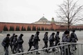 ロシア首都モスクワ郊外のコンサートホールが銃撃された翌日、市内を移動するロシア国家親衛隊（2024年3月23日撮影）。(c)TATYANA MAKEYEVA / AFP
