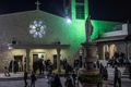 聖母マリアが旅の途中に休憩したとされる、ヨルダン川西岸ジェニン近郊の訪問教会で行われるクリスマスミサに出席するため集まった人々（2023年12月24日撮影）。(c)MARCO LONGARI / AFP