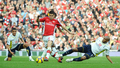 09-10イングランド・プレミアリーグ、アーセナル（%%Arsenal%%）対トッテナム・ホットスパー（%%Tottenham Hotspur%%）。試合はアーセナルが3-0でノースロンドンダービーを制した。写真はトッテナム・ホットスパーのウィルソン・パラシオス（%%Wilson Palacios%%、右）のスライディングタックルをかわすアーセナルのセスク・ファブレガス（%%Cesc Fabregas%%、中央）。（2009年10月31日撮影）(c)AFP/CARL DE SOUZA