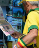 ブラジル・リオデジャネイロ（Rio de Janeiro）の街頭で販売される、エメルソン（Emerson Sheik）が友人男性と唇でキスを交わした写真を掲載した新聞を手にする男性（2013年8月20日撮影）。(c)AFP/VANDERLEI ALMEIDA
