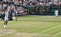 テニス、ウィンブルドン選手権、男子シングルス決勝。勝利を喜ぶロジャー・フェデラー（左、2017年7月16日撮影）。(c)AFP/Glyn KIRK