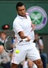 テニス、ウィンブルドン選手権（The Championships Wimbledon 2012）は6日、男子シングルス準決勝が行われ、大会第5シードのジョーウィルフリード・ツォンガ（Jo-Wilfried Tsonga、フランス）は3-6、4-6、6-3、5-7で大会第4シードのアンディ・マレー（Andy Murray、英国）に敗れた。

リターンを打つジョーウィルフリード・ツォンガ（2012年7月6日撮影）。(c)AFP/LEON NEAL