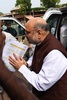インドの首都ニューデリーにある国会議事堂に到着した、同国のアミト・シャー内相（2019年8月5日撮影）。(c)AFP/Prakash SINGH