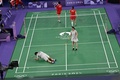 パリ五輪、バドミントン混合ダブルス準決勝。試合に敗れた渡辺勇大（左下）/東野有紗組（2024年8月1日撮影）。(c)ARUN SANKAR / AFP