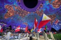 アラブ首長国連邦（UAE）ドバイで開かれた万博の開会式で、参加国の国旗を掲げる旗手たち（2021年9月30日撮影）。(c)Giuseppe CACACE / AFP