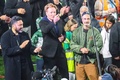 ニュージーランド・オークランドのイーデン・パークで、「ハカ」を披露する人数でギネス世界記録更新に挑むイベントに登場したニュージーランド出身のタイカ・ワイティティ監督（前列右）と、米国出身のコメディアンでテレビ司会者のコナン・オブライエン（前列中央、2024年9月29日撮影）。(c)DJ Mills / AFP