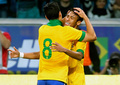 サッカー国際親善試合は9日、各地で行われ、ブラジルは3-0でフランスに勝利した。

後半40分にチーム2点目を決めてチームメイトのネイマール（Neymar da Silva Santos Junior、右）と抱き合うブラジルのエルナネス（Anderson Hernanes、2013年6月9日撮影）。(c)AFP/Lucas UEBEL