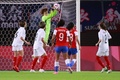 東京五輪、サッカー女子1次ラウンド・グループE、チリ対日本。ボールをキャッチする山下杏也加（中央上、2021年7月27日撮影）。(c)Kohei CHIBAHARA / AFP
