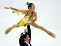 10-11フィギュアスケートGPシリーズ第3戦、中国杯（ISU Grand Prix of Figure Skating Cup of China 2010）ペア・フリースケーティング（FS）。合計171.47点で2位に入った中国の隋文静（Wenjing Sui、上）と韓聰（Cong Han、下）。（2010年11月6日撮影）(c)AFP/PETER PARKS