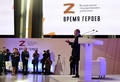 ロシア・モスクワ州で、兵士らと面会するウラジーミル・プーチン大統領。スプートニク配信（2024年6月14日撮影）。(c)Alexander KAZAKOV / POOL / AFP