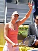 テニス、マドリード・オープン、女子シングルス3回戦。試合を制してファンに手を振るマリア・シャラポワ（2015年5月6日撮影）。(c)AFP/GERARD JULIEN