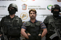メキシコ・トルカ（Toluca）の検事総長事務所で記者団の前に連れてこられた、「目のついた手」と呼ばれる暗殺組織を率いるとされるオスカー・オスバルド・ガルシア・モントーヤ（Oscar Osvaldo Garcia Montoya）容疑者（2011年8月11日撮影）。(c)AFP/Mario VAZQUEZ