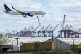 着陸直前の旅客機、滑走路近くの街灯と大型トラックに接触 米