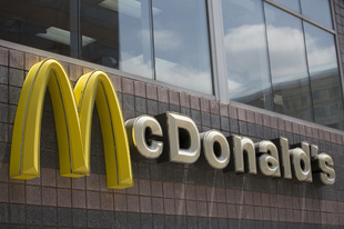 マクドナルドのおもちゃ、英とアイルランドで脱プラスチックへ