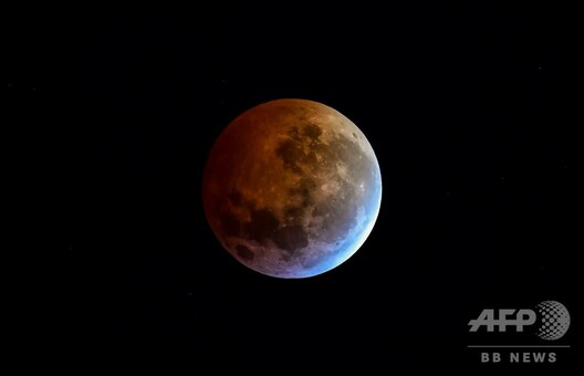 皆既月食「スーパー・ブラッド・ウルフムーン」、米大陸と欧州で観測
