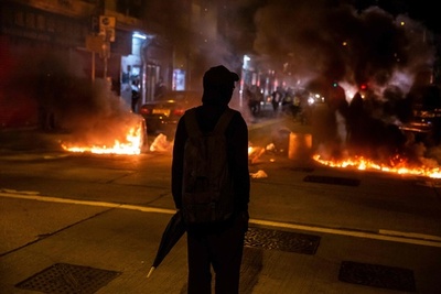 新年の到来、煙や催涙ガスと共に 祝賀ムードに影