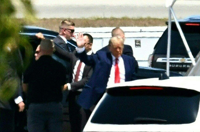 起訴のトランプ氏、フロリダを出発 NYで出廷へ