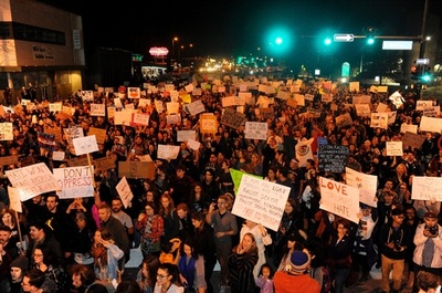 続く「反トランプ」デモ、オレゴン州では「暴動」と表現 米