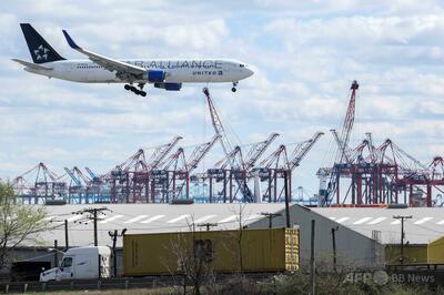 着陸直前の旅客機、滑走路近くの街灯と大型トラックに接触 米