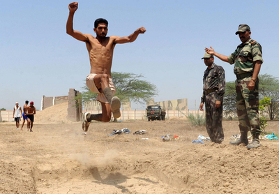 来たれ若人、インド陸軍の徴兵検査会