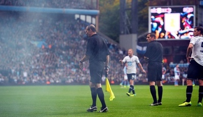 アストン・ビラ対トッテナム戦で発煙弾が副審を直撃、2人が拘束